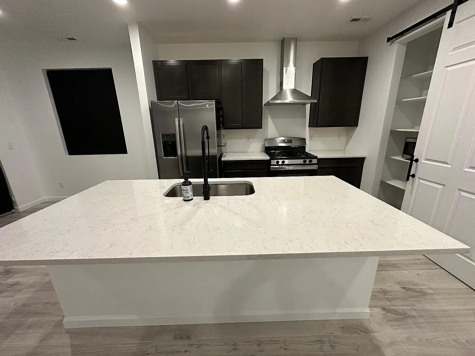 3 bed, 2.5 bath, 1900 sqft, $2,350 — Photo 3
