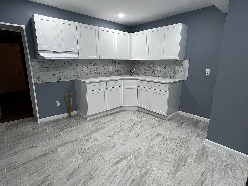 1st image of 812 W 5th St