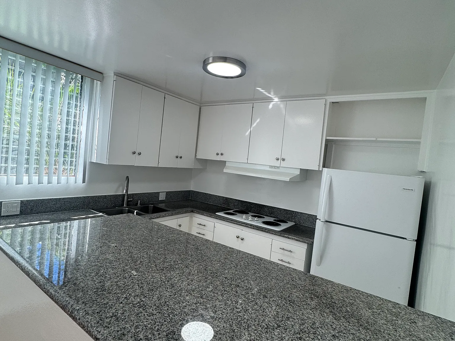 1307 Barry Ave — Photo 2