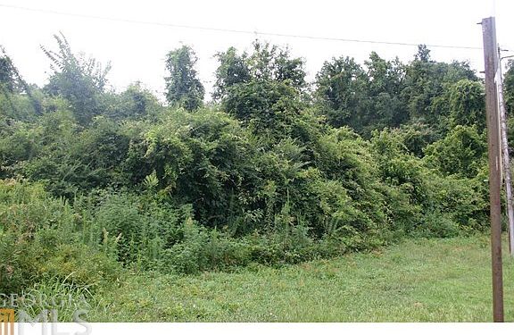 Close to I-20, I-285, easy commute into downtown Atlanta. Close to shopping & restaurants!