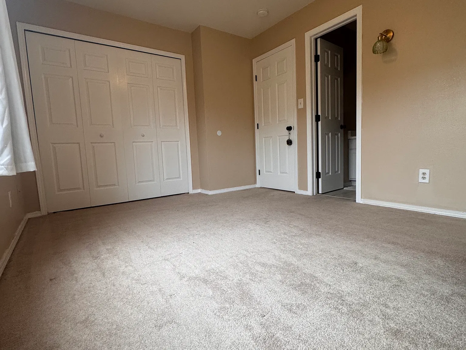 3 bed, 3.5 bath, 1632 sqft, $700 — Photo 3
