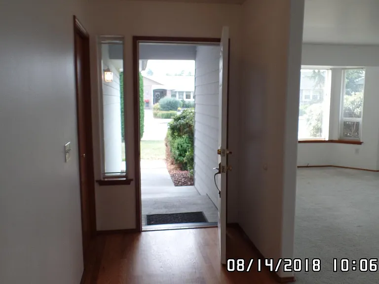 942 E Willow St — Photo 7