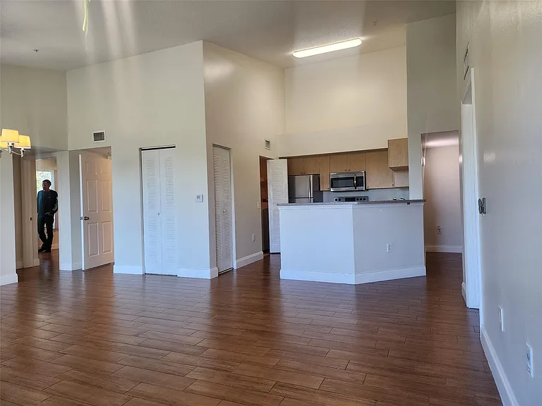 317 Villa Cir #317 — Photo 7