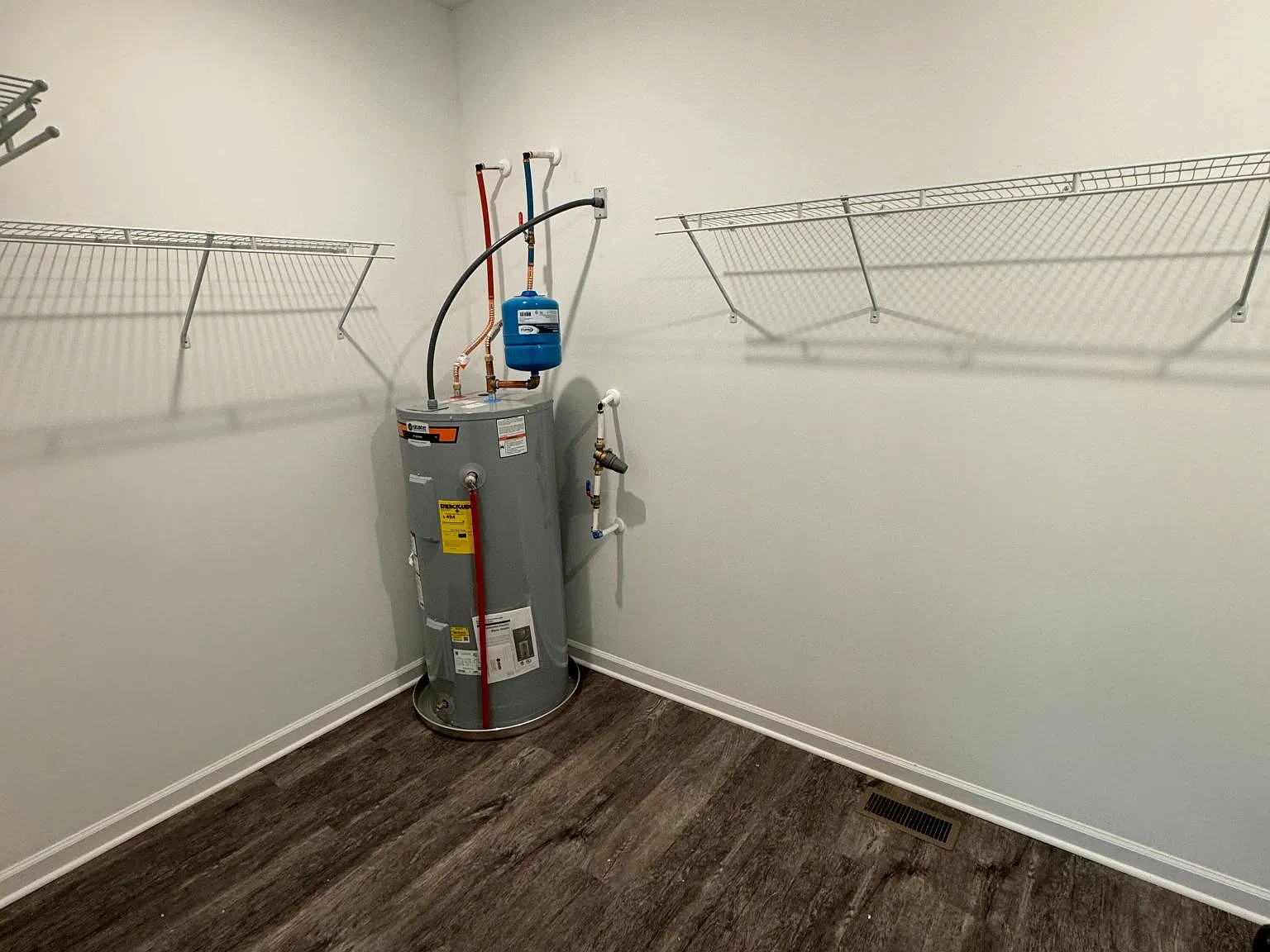200 Village Ln — Photo 4