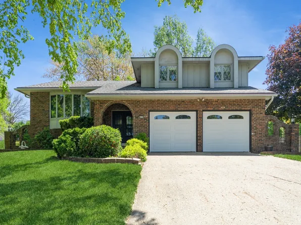 4113 77th Place Cir, Urbandale, IA 50322