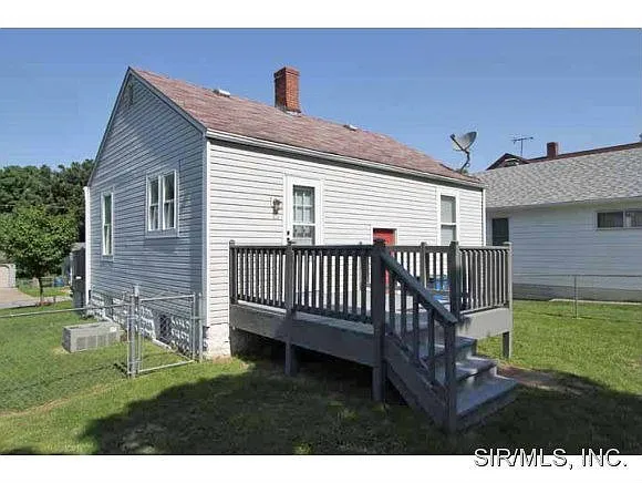 128 Collinsville Ave photo 1