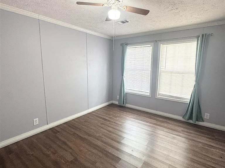 1002 Mills Ave — Photo 16