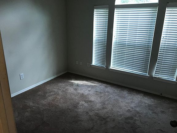 4th image of 301 S Heritage Oaks Dr