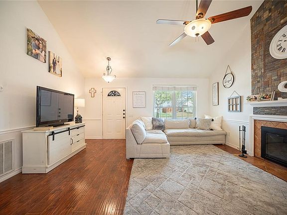 2nd image of 3824 Huckleberry Dr