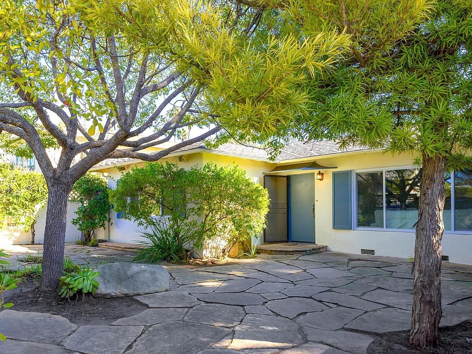 Private front courtyard entry