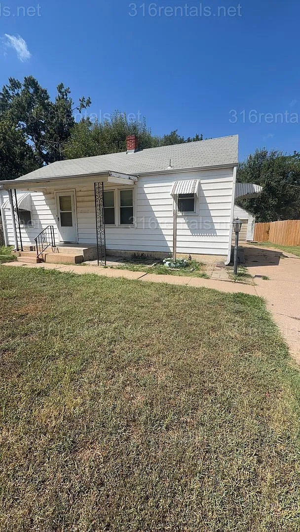 $950 - 2 bedroom / 1 bathroom - Home with a fenced yard and garage! — Photo 1