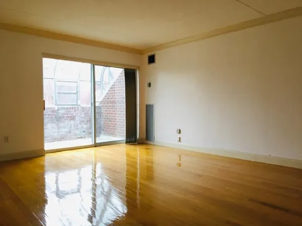 55 Broadlawn Park APT 14, Chestnut Hill, MA 02467