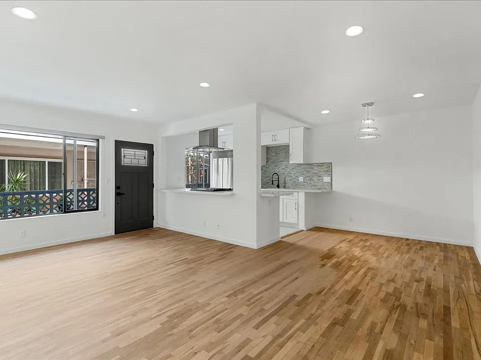 652 N Hayworth Ave #2