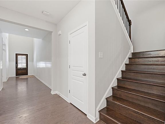 3rd image of 895 Laura Jean Ct