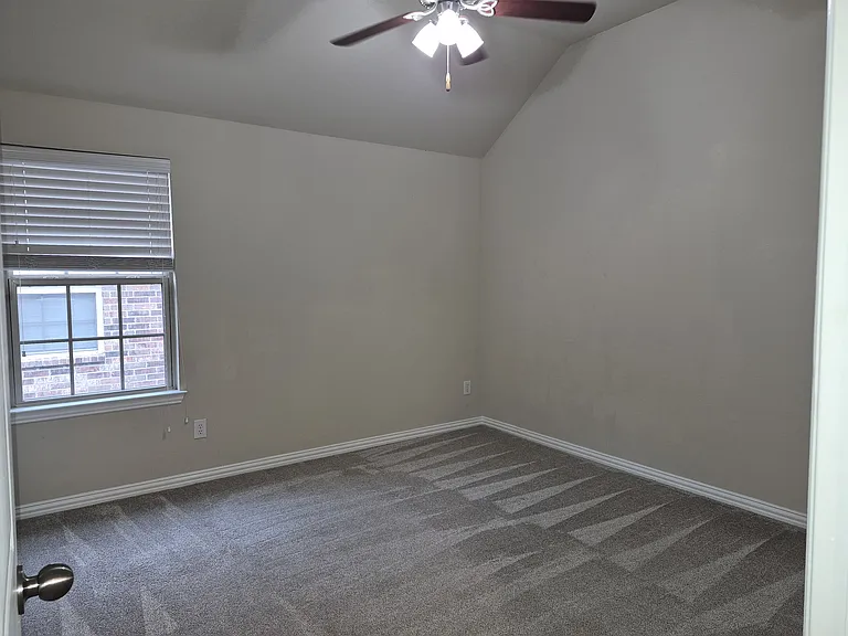 504 Eastland Dr — Photo 16