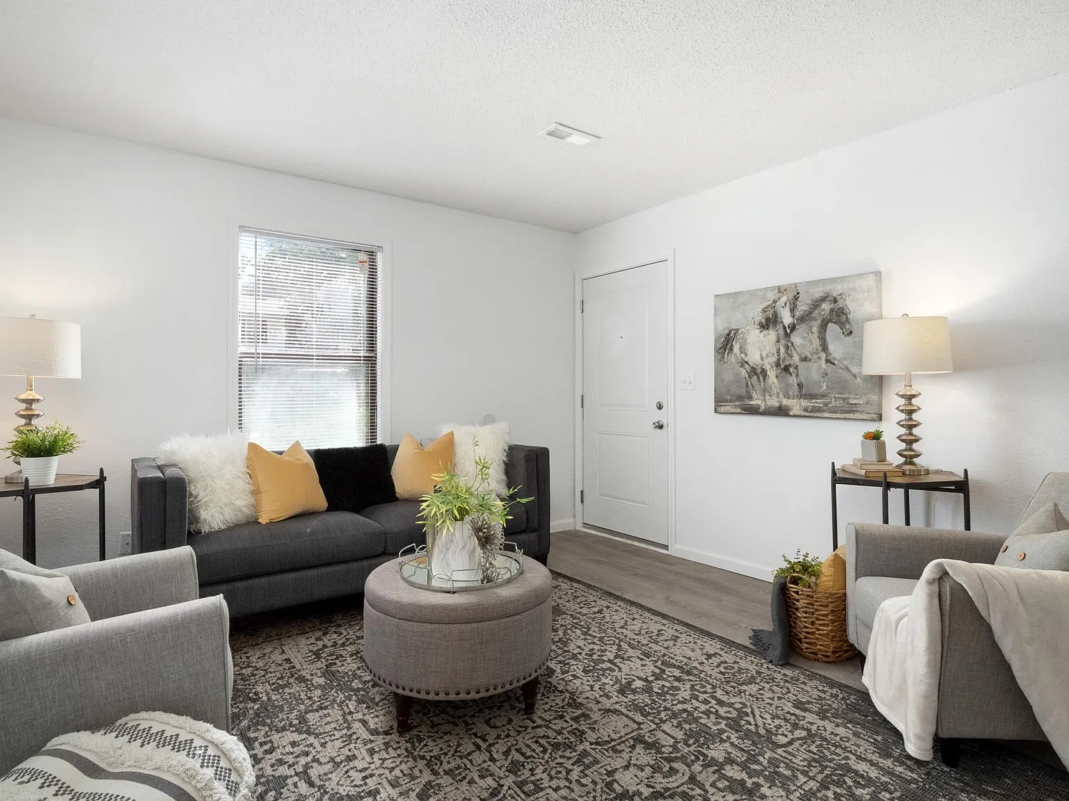 Surrey Court Apartments — Photo 3