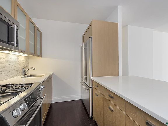 5th image of 211 E 46th St #24F