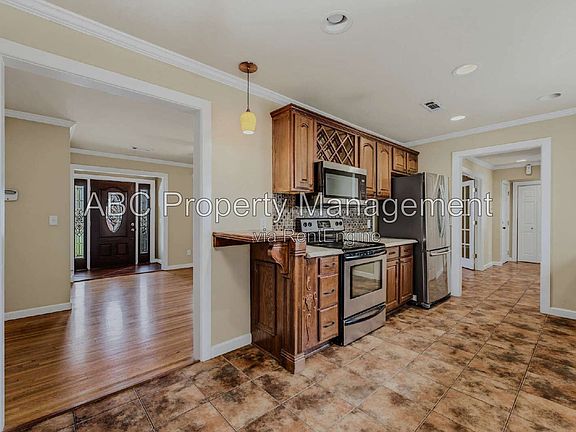 4th image of 911 Eicher Ave