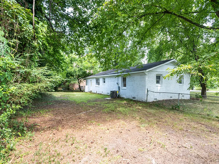 27 Bethune Ct — Photo 3