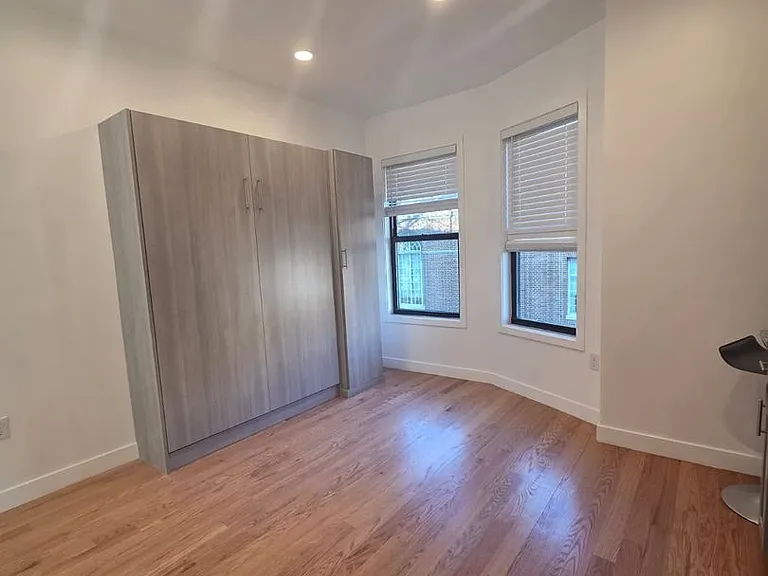 165 Hawthorne — Photo 17