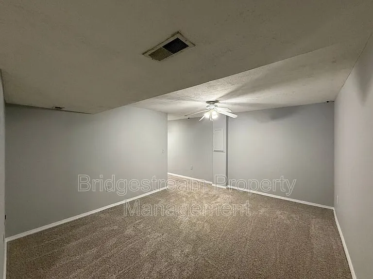 381 Sherman Dr — Photo 10