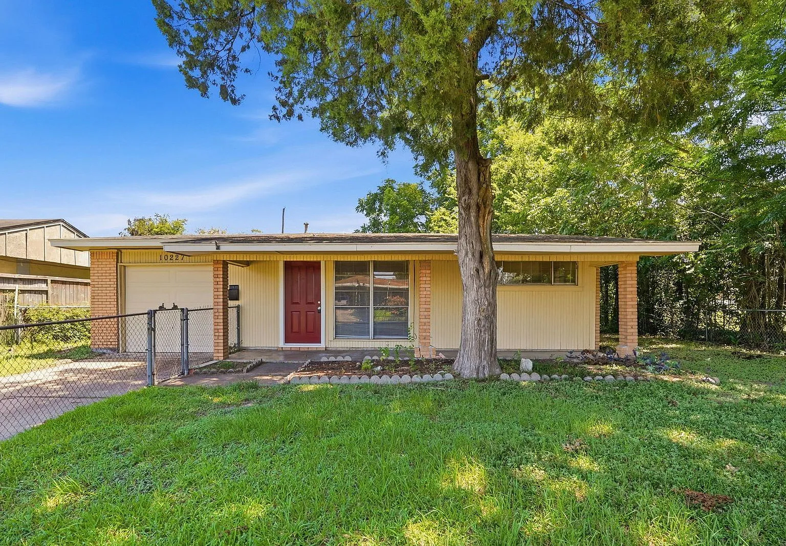 3 bed, 1.0 bath, 992 sqft, $1,500 — Photo 1