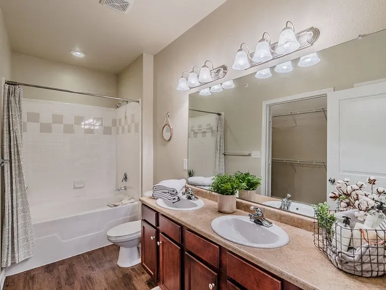 Hunter's Cove Apartments — Photo 11