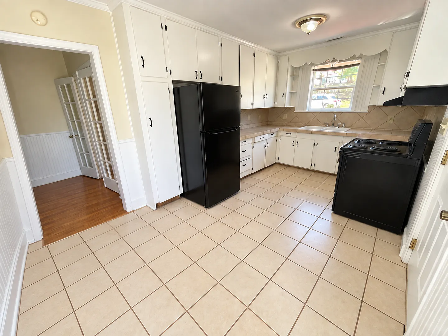 3 Bedroom Walkable to Campus Pre-Leasing for August 9 2027! — Photo 2