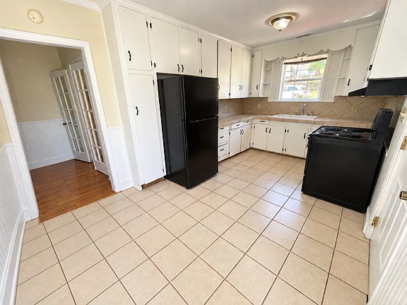 2nd image of 200 E Rutherford St