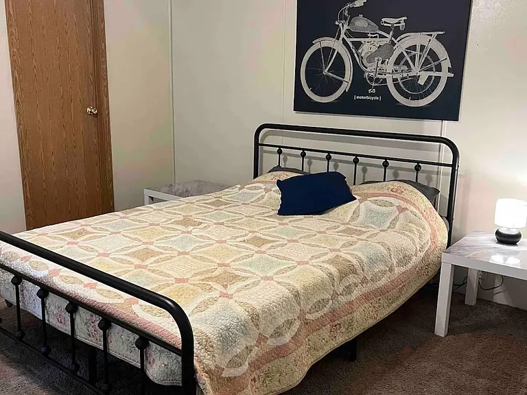 Master bedroom, 1 queen bed, 1 twin bed
