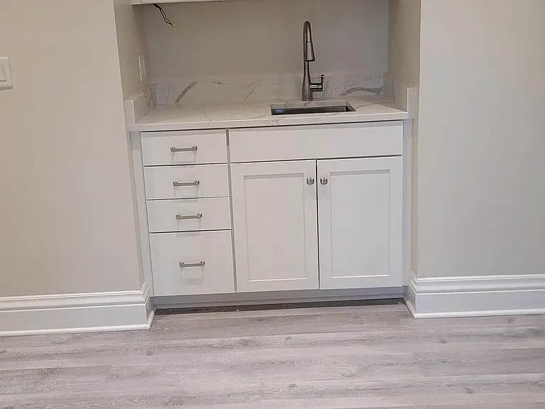 Wet-Bar w/sink in the 13' x 13' Dining room