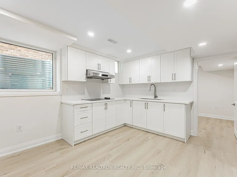 91 McRoberts Cres — Photo 11