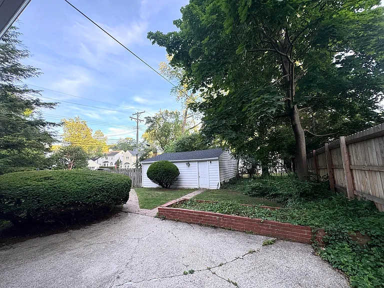 1616 Morton Ave — Photo 7