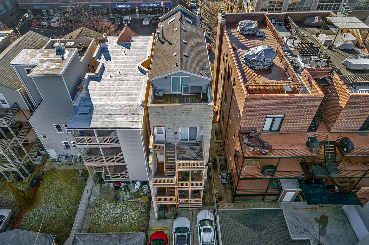 Building Photo - 1326 W Diversey Pkwy