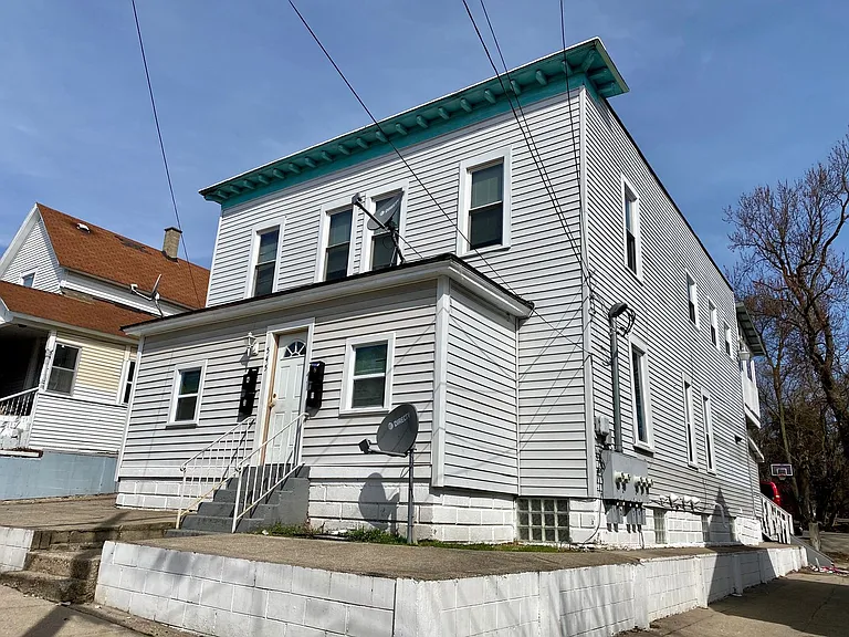545 Shamrock SW — Photo 1