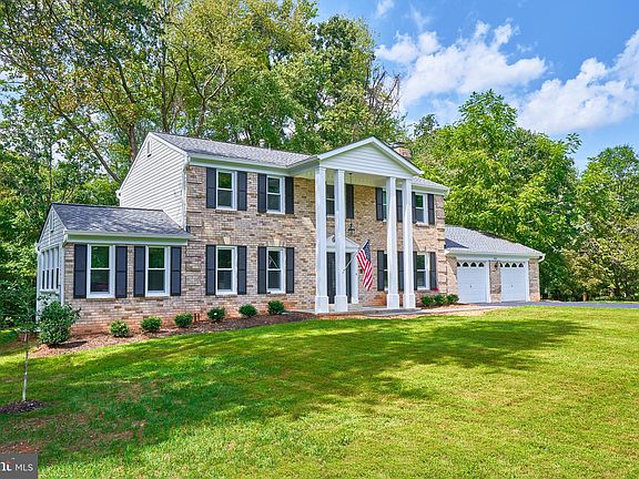 4th image of 922 Rolling Holly Dr