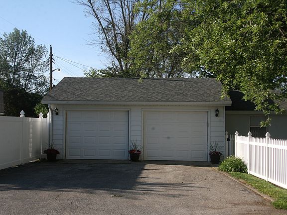 Garage with bump out 