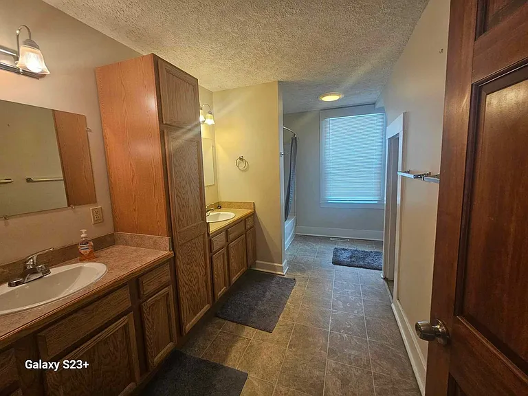 547 E Main St — Photo 10