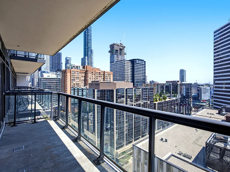 570 Bay St — Photo 38