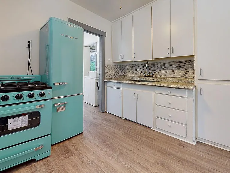 1127 Bell St — Photo 14