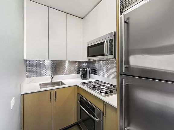 3rd image of 211 E 51st St APT 9D