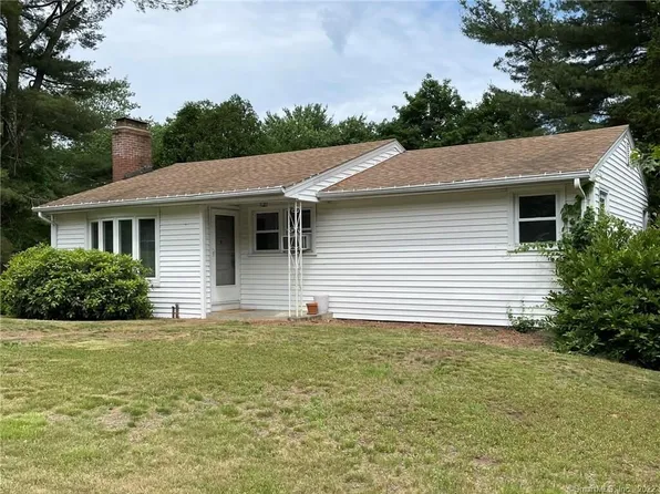 38 Arrowhead Dr, Ledyard, CT 06339