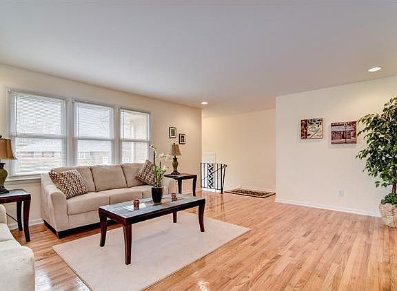 Living rm: great natural light + recessed lights!