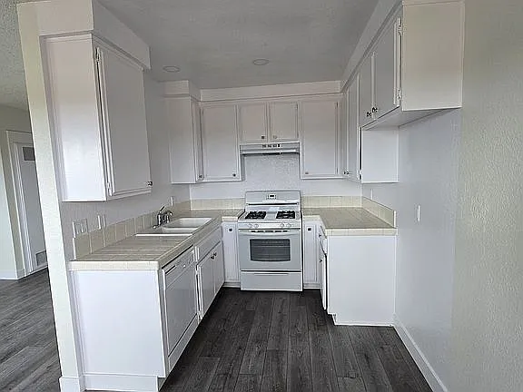 4342 W 136th St #7 — Photo 8