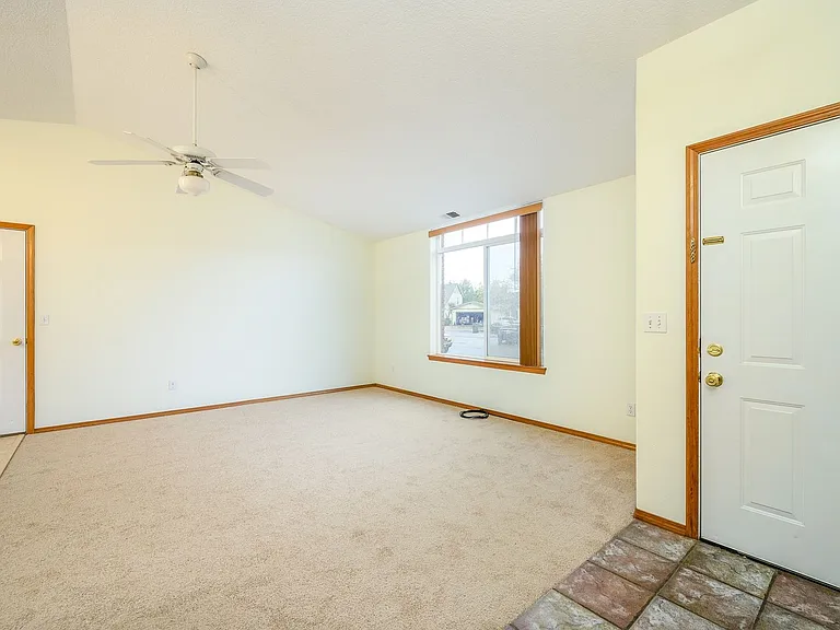 357 NE Faulconer Ct — Photo 2