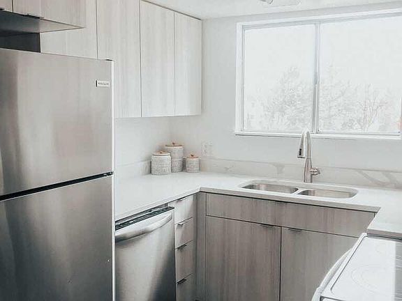 4th image of 1070 E Quailbrook Dr #F