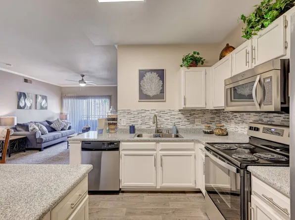 San Tropez Apartments