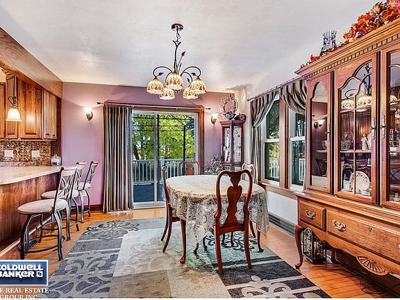 Dining room/area w/patio door