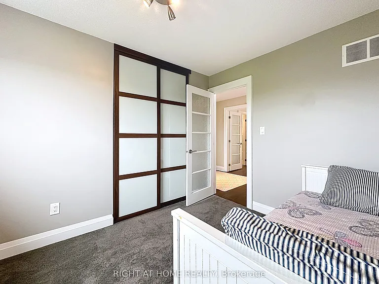2547 Gill Cres — Photo 17
