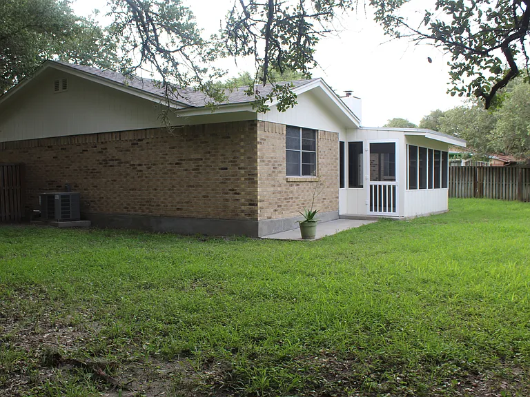 1414 N Live Oak St — Photo 30